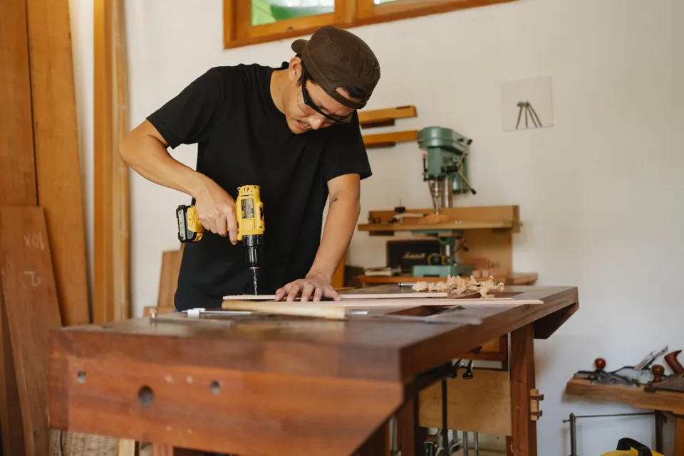 Participants manipulant des outils de bricolage pendant une formation en atelier