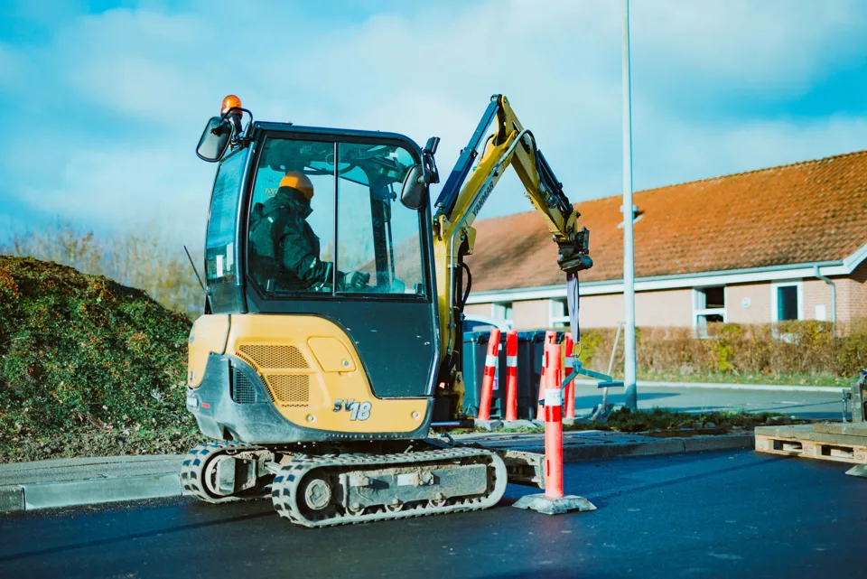 Conducteur aux commandes d'une mini-pelle lors d'une formation CACES sur un terrain de chantier