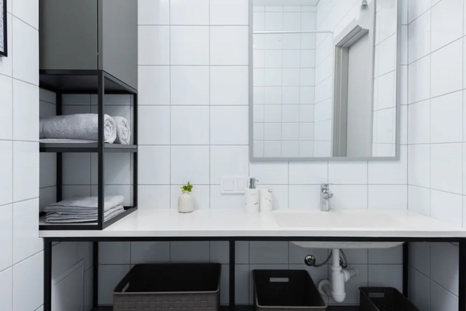 Étagère de salle de bain murale en bois fixée au-dessus d'un lavabo